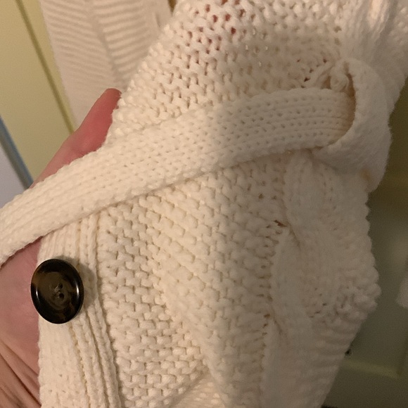 Cc.bates Girls Beautiful hooded and has a belt sweater - Picture 4 of 8